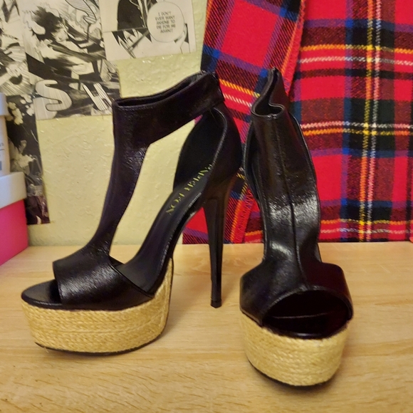 Shoes - NWOT heels.